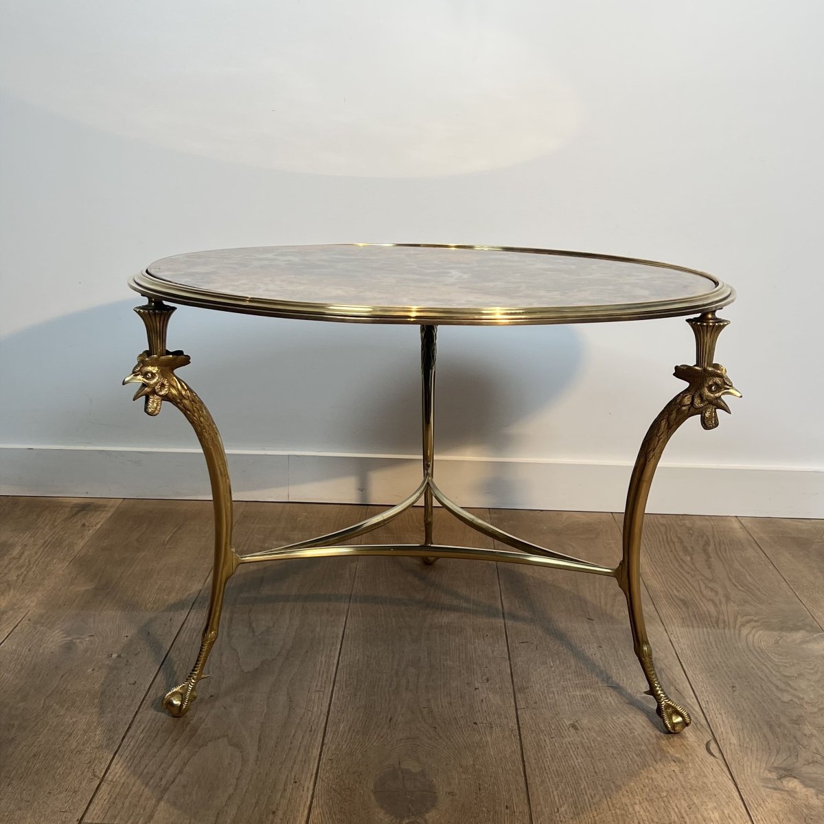 Table Basse Circulaire Tripode "Aux Coqs" en Bronze et Miroir Églomisé, Maison Charles, Vers 19-photo-5