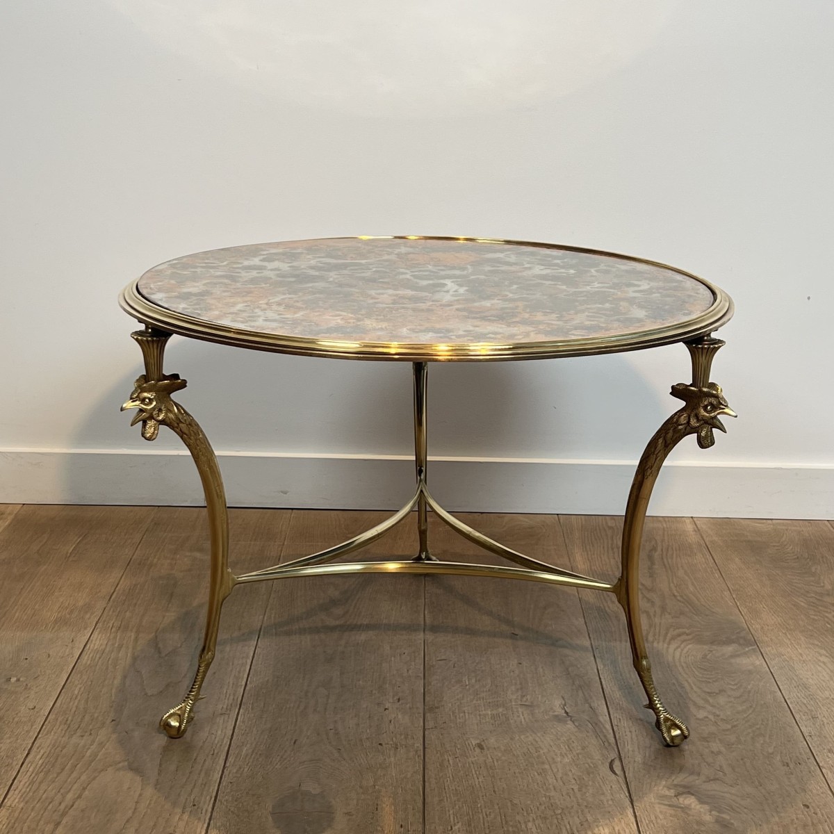 Table Basse Circulaire Tripode "Aux Coqs" en Bronze et Miroir Églomisé, Maison Charles, Vers 19