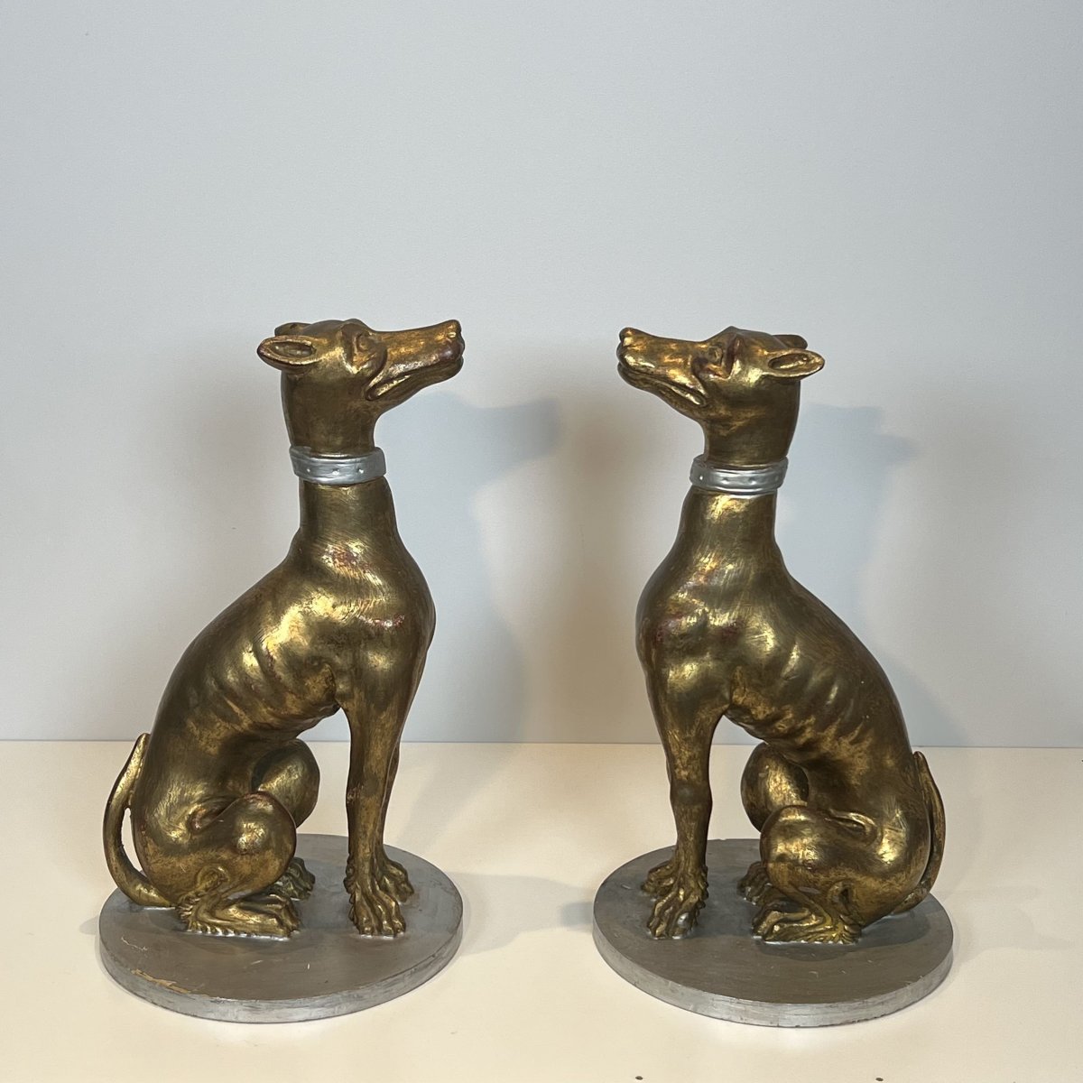 Paire de Sculptures "Lévriers" en Bois Sculpté et Doré, Travail Italien, Milieu du XXe Siècle.-photo-2