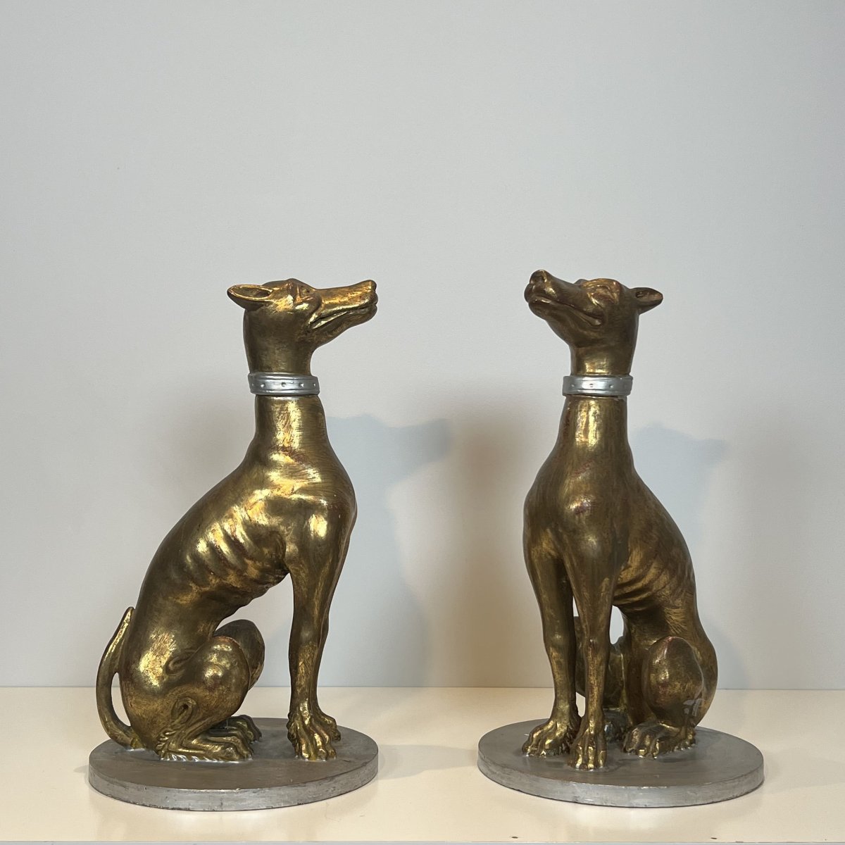 Paire de Sculptures "Lévriers" en Bois Sculpté et Doré, Travail Italien, Milieu du XXe Siècle.-photo-3