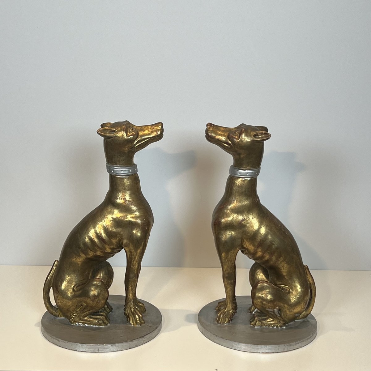 Paire de Sculptures "Lévriers" en Bois Sculpté et Doré, Travail Italien, Milieu du XXe Siècle.-photo-4