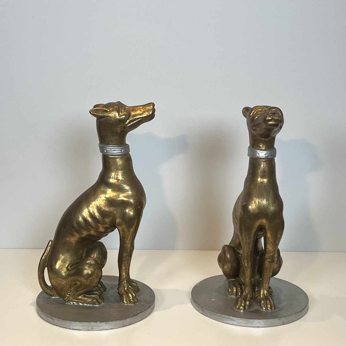 Paire de Sculptures "Lévriers" en Bois Sculpté et Doré, Travail Italien, Milieu du XXe Siècle.-photo-1