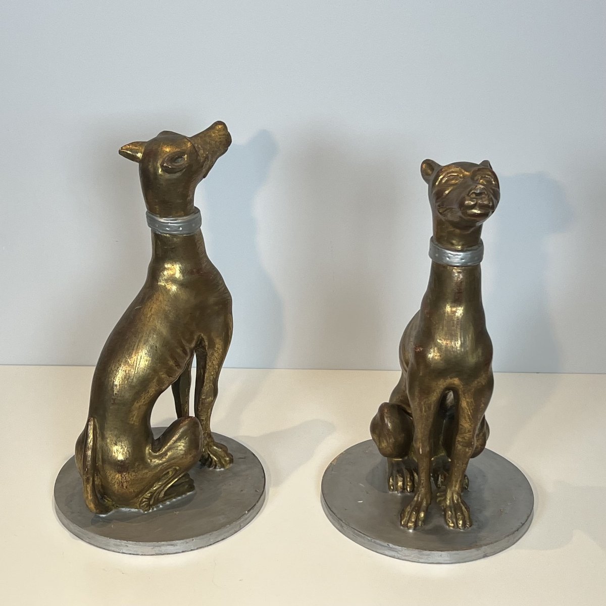 Paire de Sculptures "Lévriers" en Bois Sculpté et Doré, Travail Italien, Milieu du XXe Siècle.-photo-2