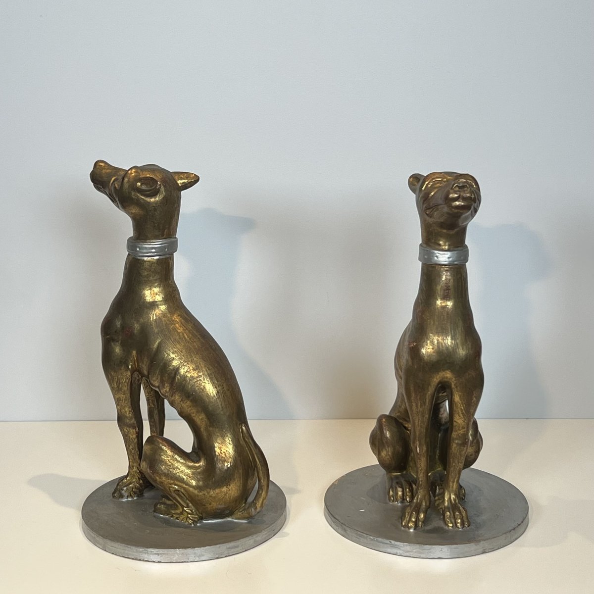 Paire de Sculptures "Lévriers" en Bois Sculpté et Doré, Travail Italien, Milieu du XXe Siècle.-photo-3