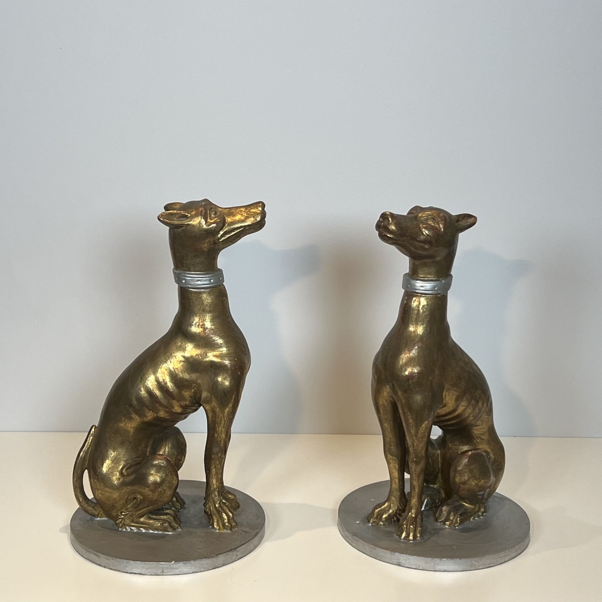 Paire de Sculptures "Lévriers" en Bois Sculpté et Doré, Travail Italien, Milieu du XXe Siècle.