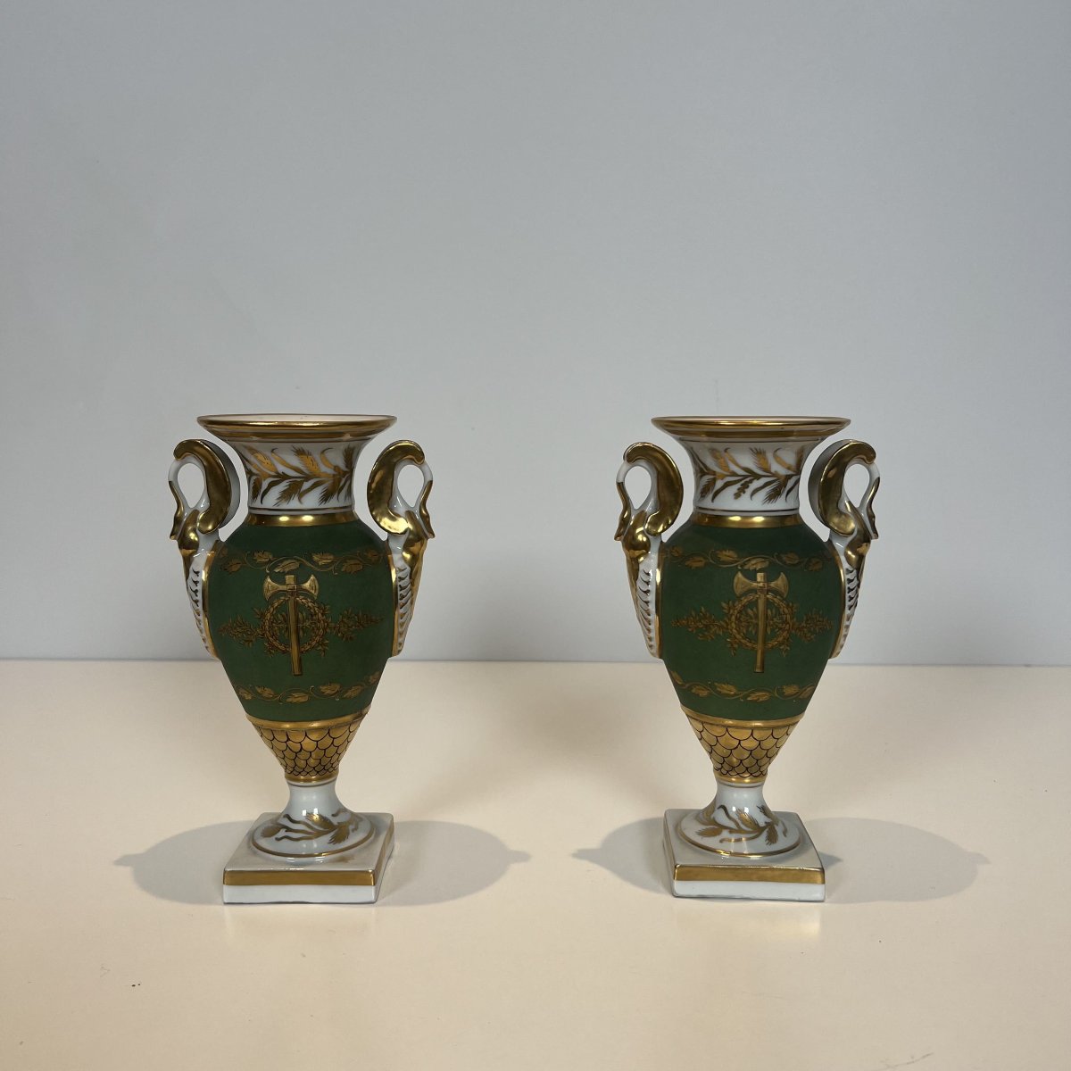 Paire de Vases en Porcelaine de Style Empire, Décor aux Cygnes et Faisceaux de Licteurs.-photo-2