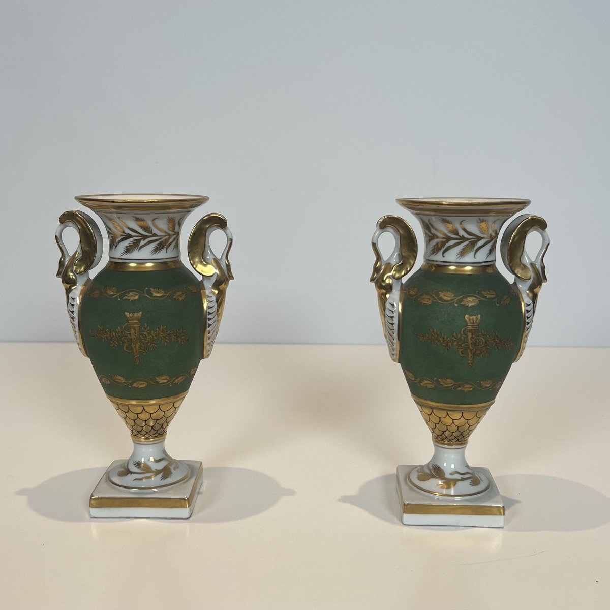 Paire de Vases en Porcelaine de Style Empire, Décor aux Cygnes et Faisceaux de Licteurs.-photo-3