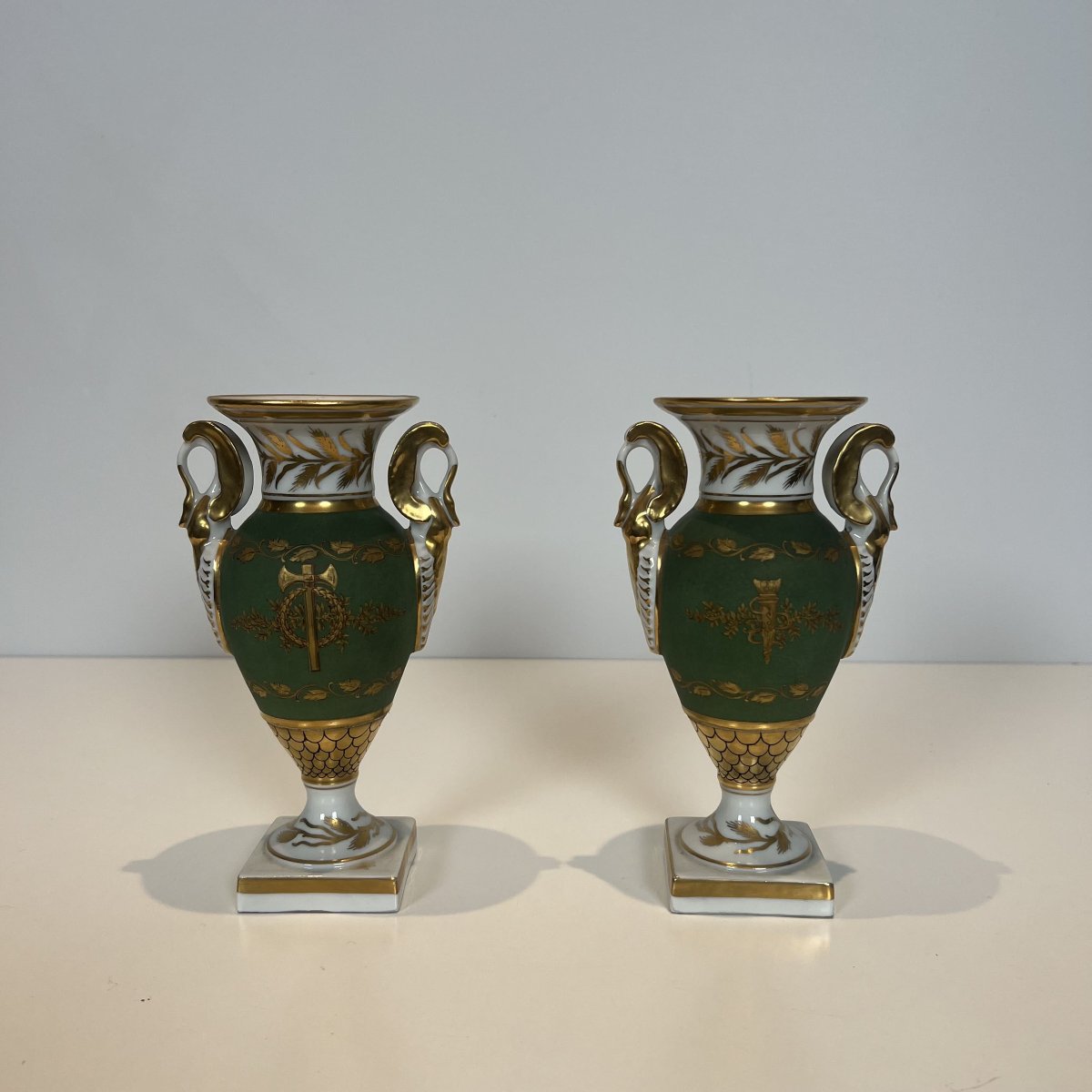 Paire de Vases en Porcelaine de Style Empire, Décor aux Cygnes et Faisceaux de Licteurs.-photo-4