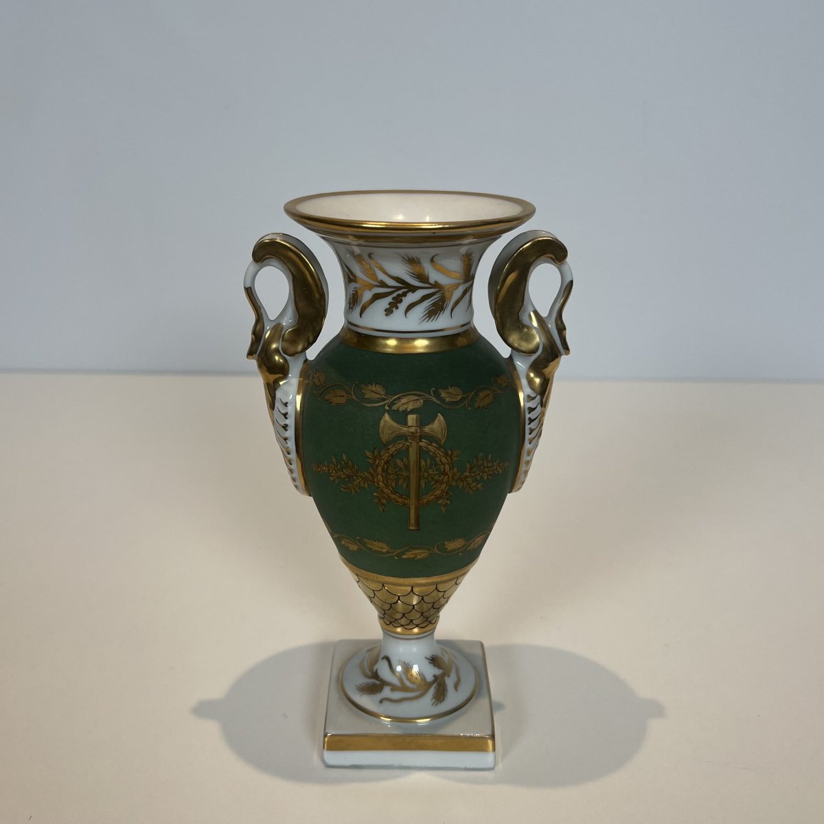 Paire de Vases en Porcelaine de Style Empire, Décor aux Cygnes et Faisceaux de Licteurs.-photo-1