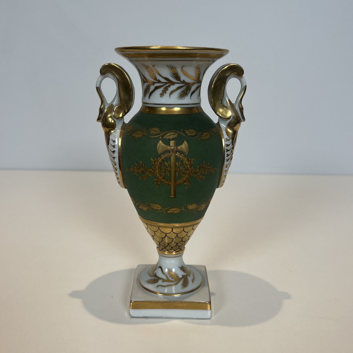 Paire de Vases en Porcelaine de Style Empire, Décor aux Cygnes et Faisceaux de Licteurs.-photo-2