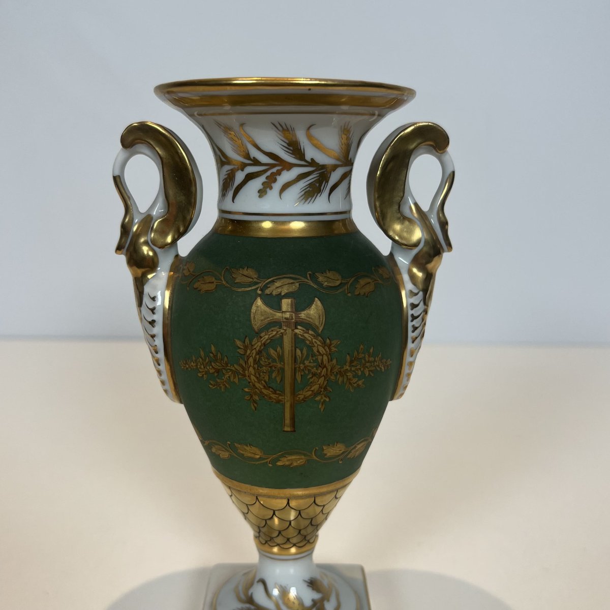 Paire de Vases en Porcelaine de Style Empire, Décor aux Cygnes et Faisceaux de Licteurs.-photo-3