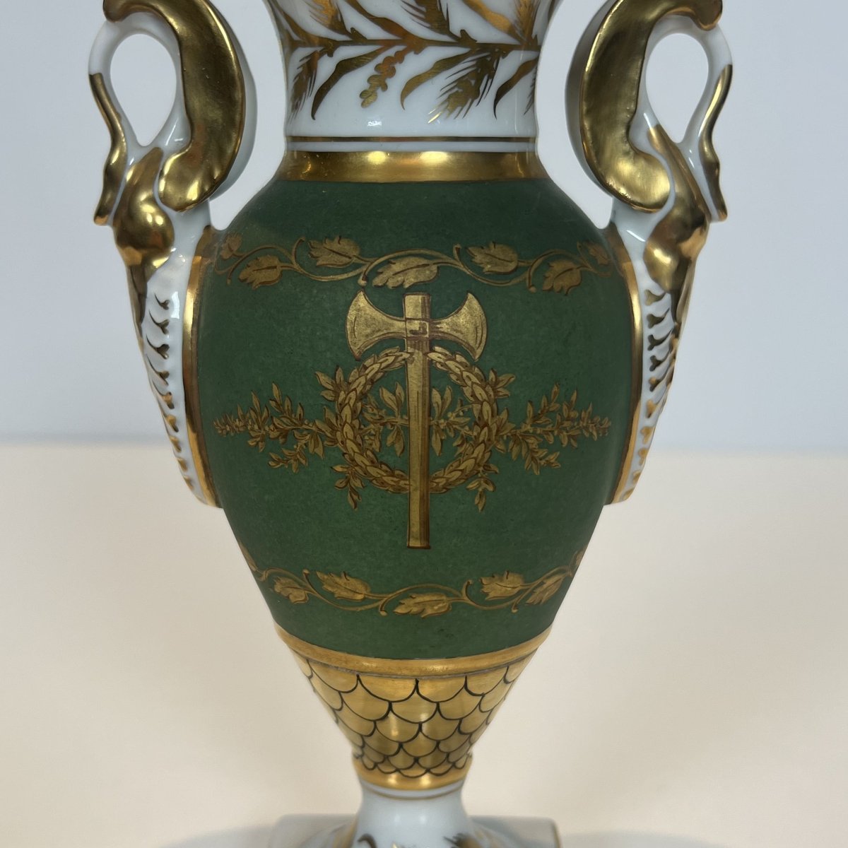 Paire de Vases en Porcelaine de Style Empire, Décor aux Cygnes et Faisceaux de Licteurs.-photo-4