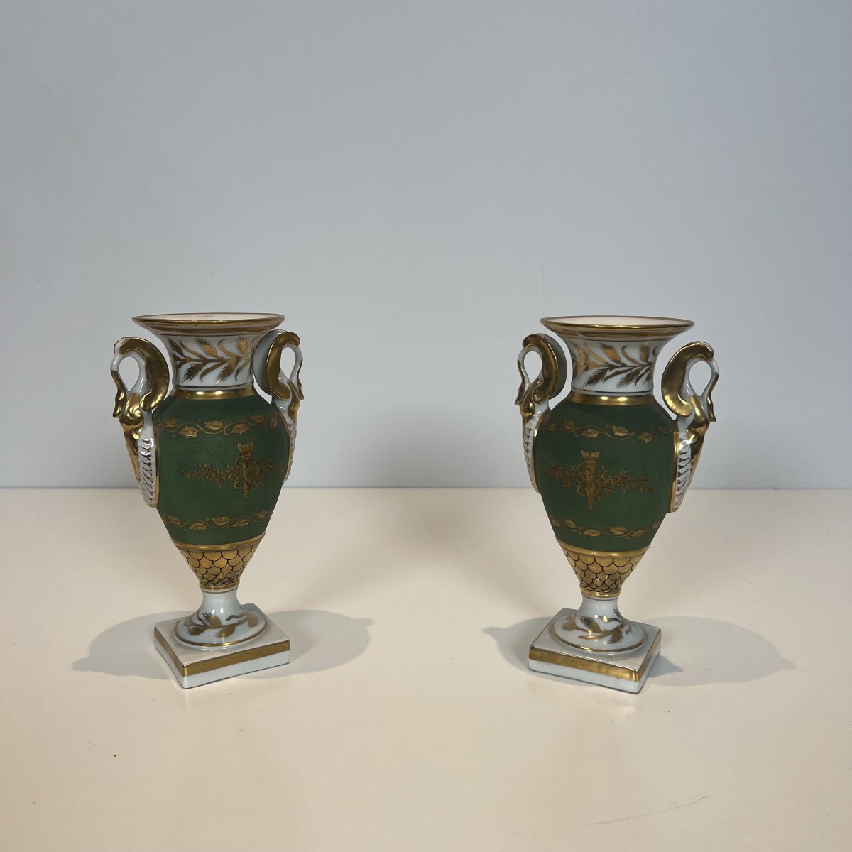 Paire de Vases en Porcelaine de Style Empire, Décor aux Cygnes et Faisceaux de Licteurs.-photo-7