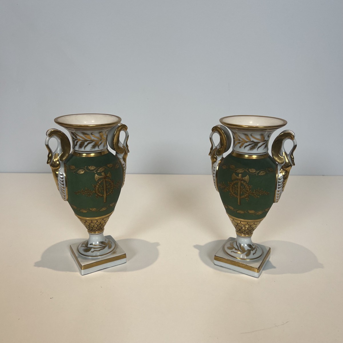 Paire de Vases en Porcelaine de Style Empire, Décor aux Cygnes et Faisceaux de Licteurs.