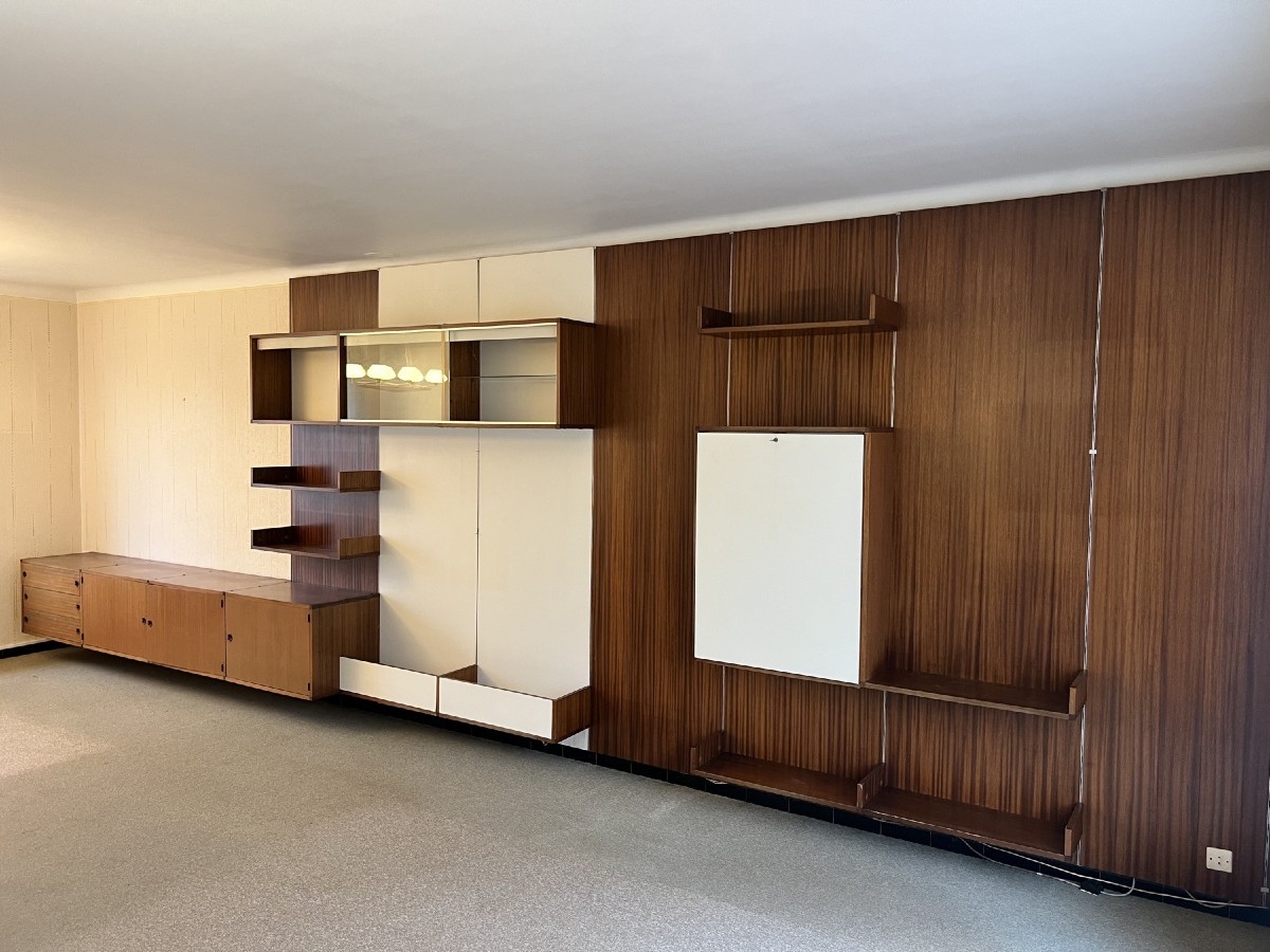Système Mural Modulable En Placage De Bois, Bois Stratifié Blanc, Verre Et Métal Brossé.