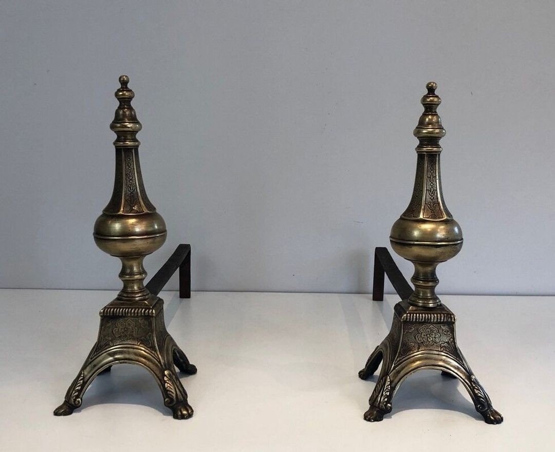 Paire de Chenets en Bronze Cisélé et Fer Forgé de Style Louis XVI à Finials en Urne. France.-photo-2