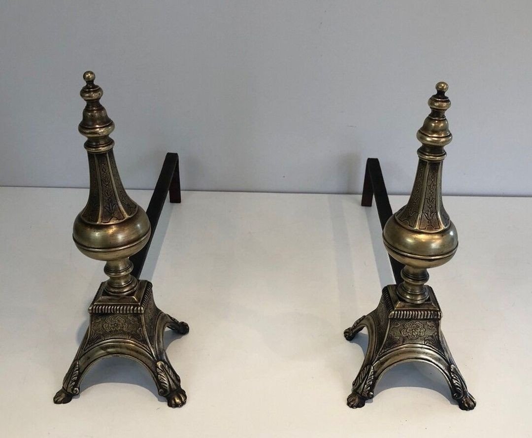 Paire de Chenets en Bronze Cisélé et Fer Forgé de Style Louis XVI à Finials en Urne. France.-photo-3