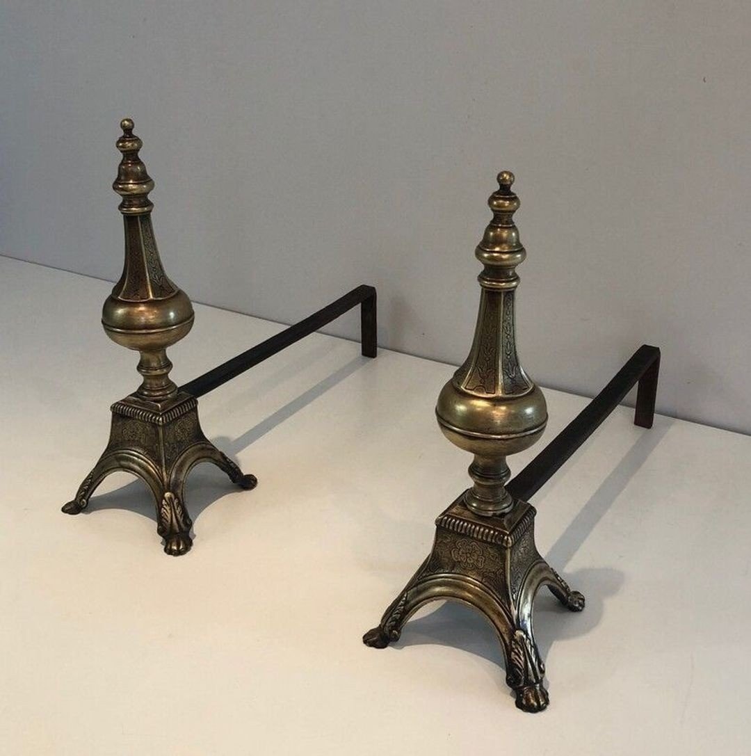 Paire de Chenets en Bronze Cisélé et Fer Forgé de Style Louis XVI à Finials en Urne. France.-photo-4