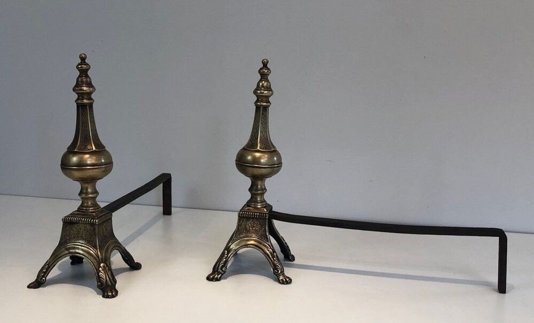Paire de Chenets en Bronze Cisélé et Fer Forgé de Style Louis XVI à Finials en Urne. France.-photo-1