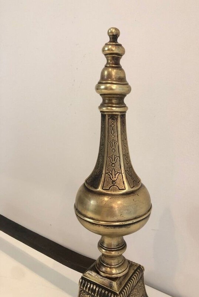 Paire de Chenets en Bronze Cisélé et Fer Forgé de Style Louis XVI à Finials en Urne. France.-photo-3