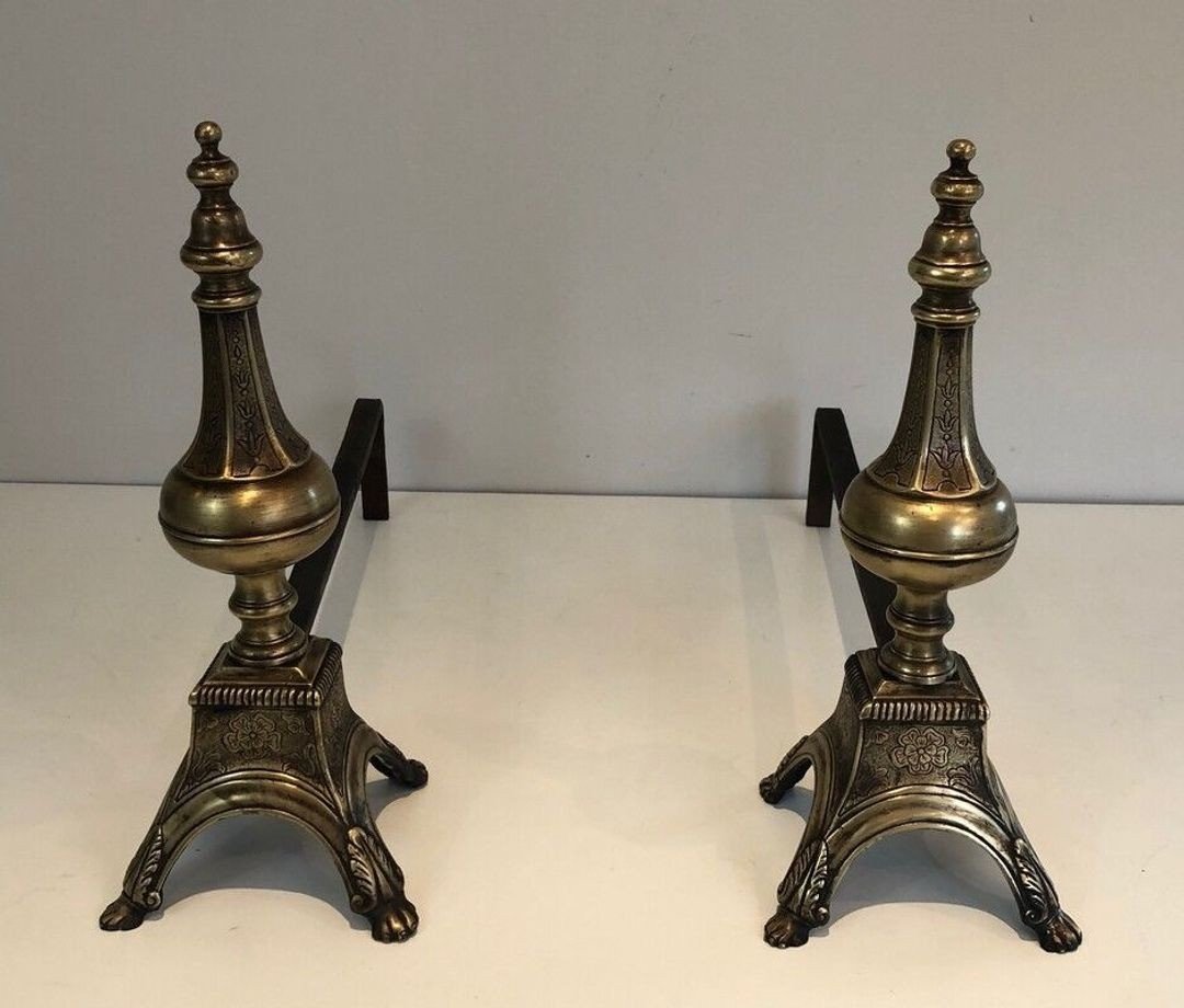 Paire de Chenets en Bronze Cisélé et Fer Forgé de Style Louis XVI à Finials en Urne. France.-photo-5