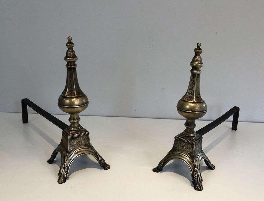 Paire de Chenets en Bronze Cisélé et Fer Forgé de Style Louis XVI à Finials en Urne. France.