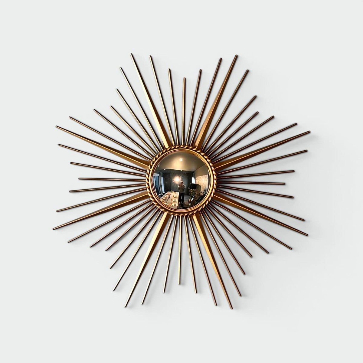 Miroir Soleil en Métal Doré à Miroir Bombé de Chaty Vallauris. Travail Français. Vers 1960.