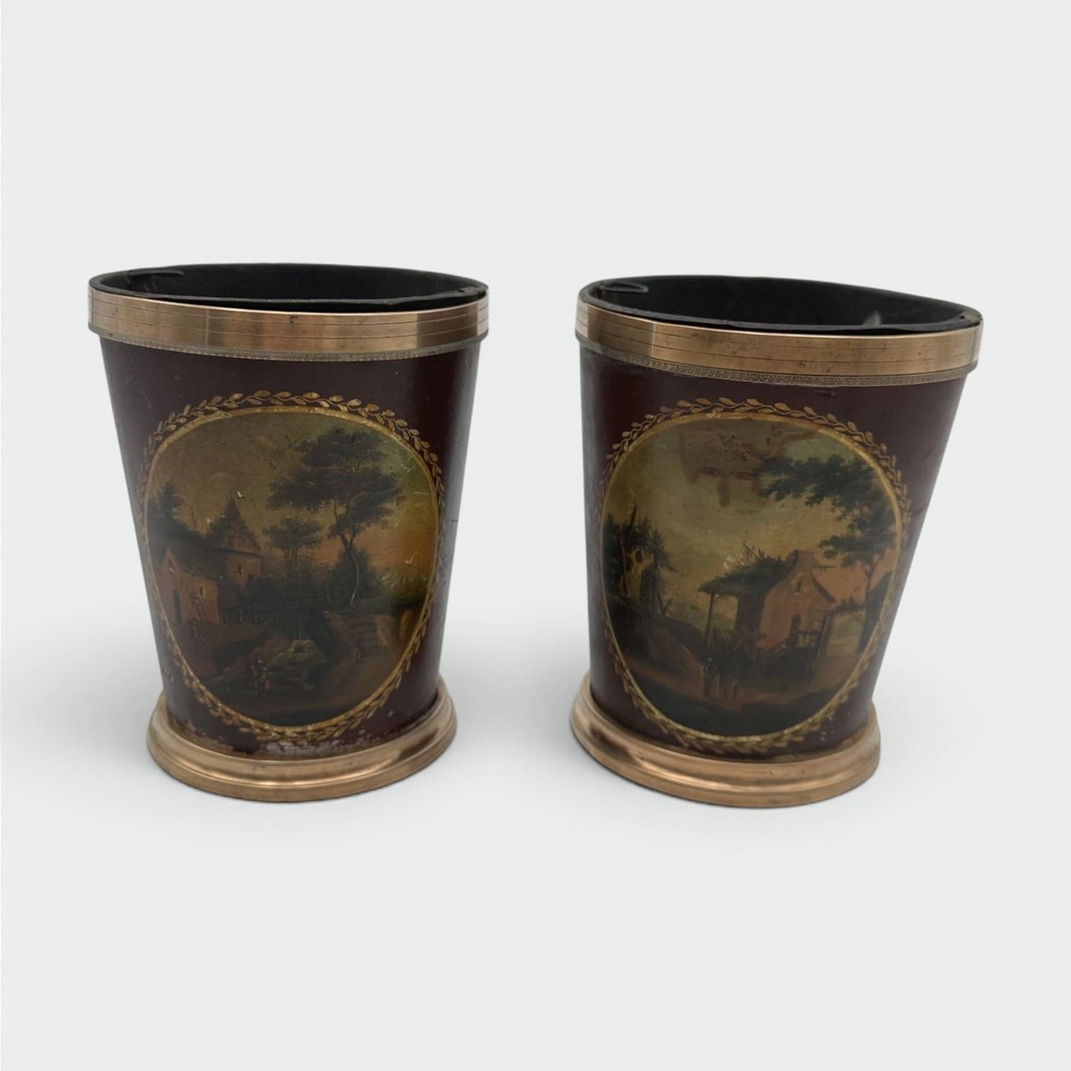 Paire de Cache-Pots en Tôle Peinte et Laiton, Décor de Paysages Bucoliques, XIXe Siècle.
