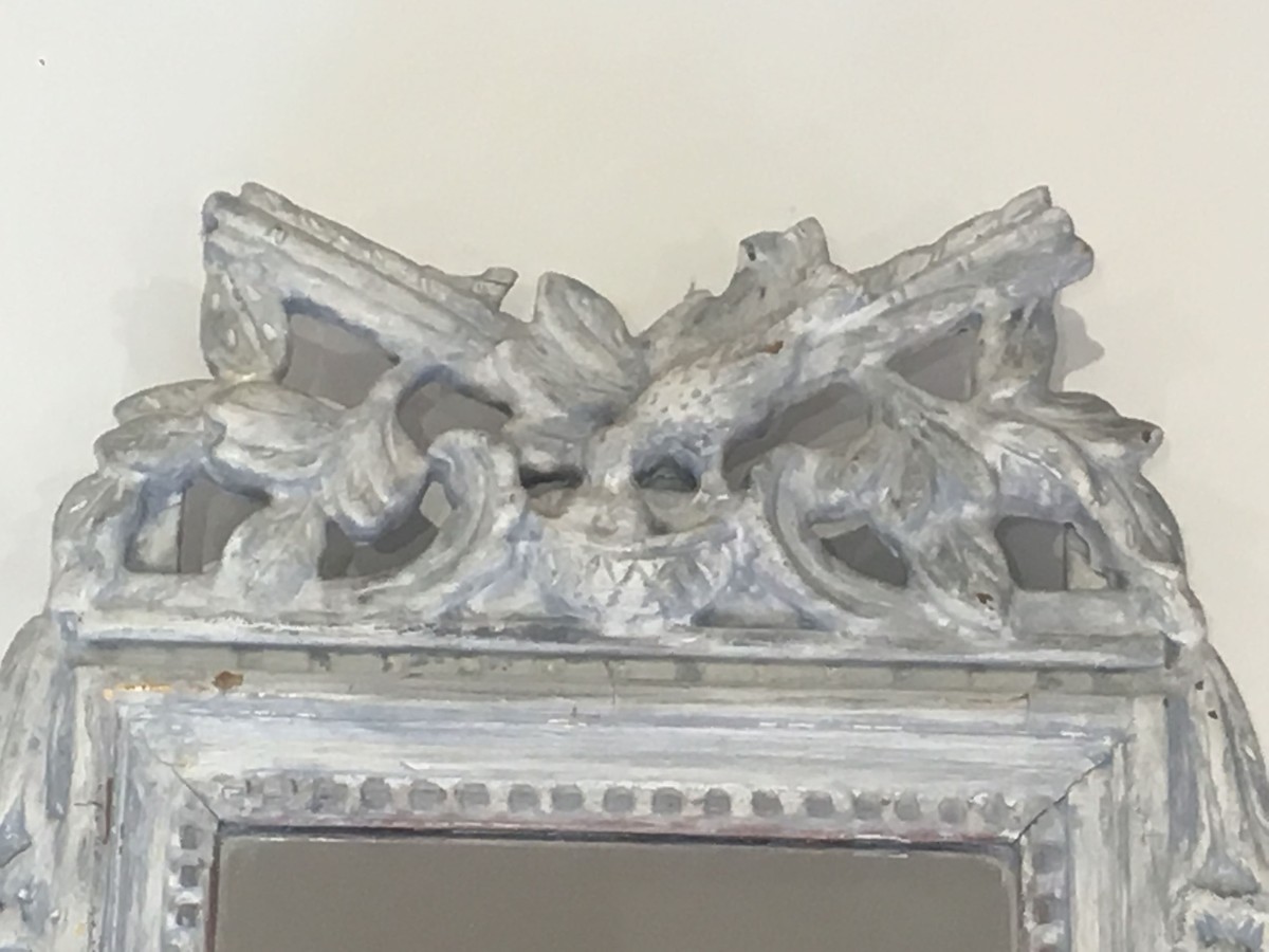 Miroir de Style Louis XVI en Bois Sculpté Patiné Gris à Fronton aux Colombes. Travail Français.-photo-2