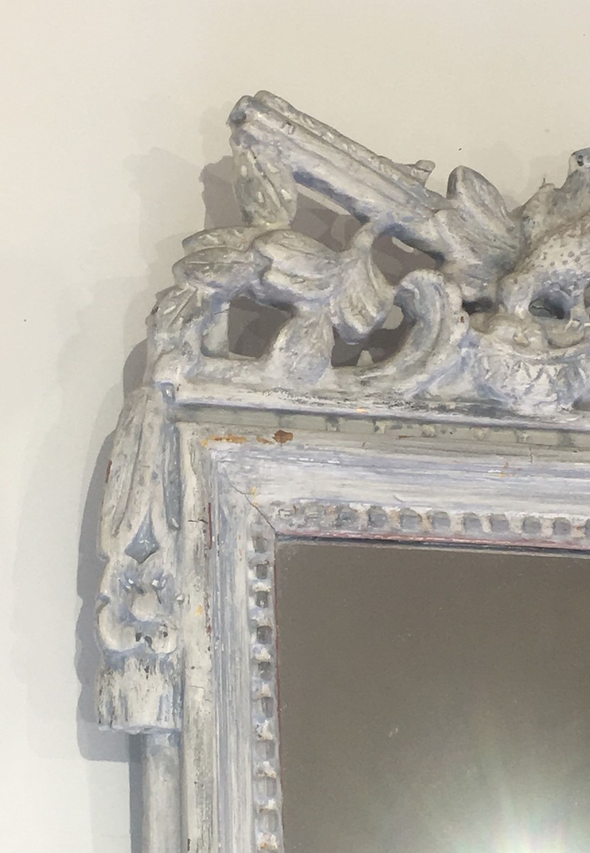 Miroir de Style Louis XVI en Bois Sculpté Patiné Gris à Fronton aux Colombes. Travail Français.-photo-3