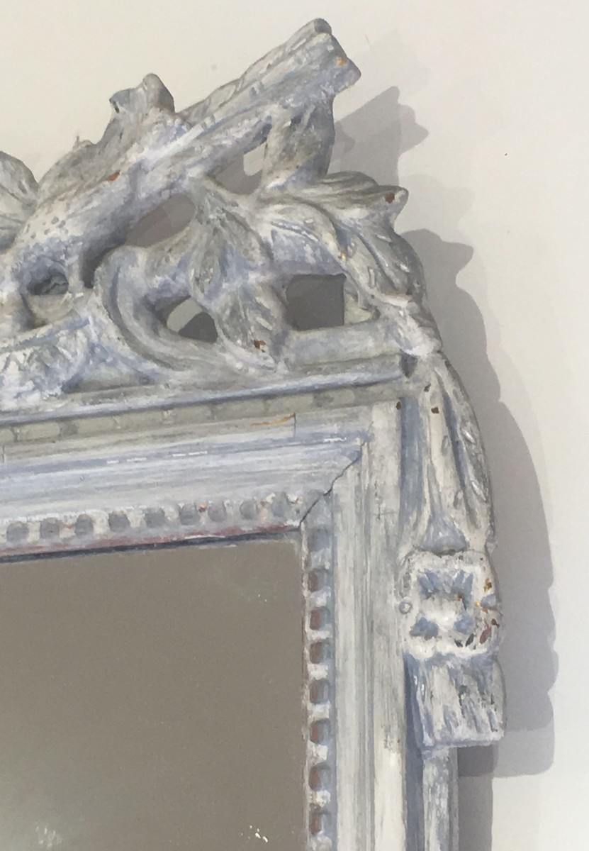 Miroir de Style Louis XVI en Bois Sculpté Patiné Gris à Fronton aux Colombes. Travail Français.-photo-4