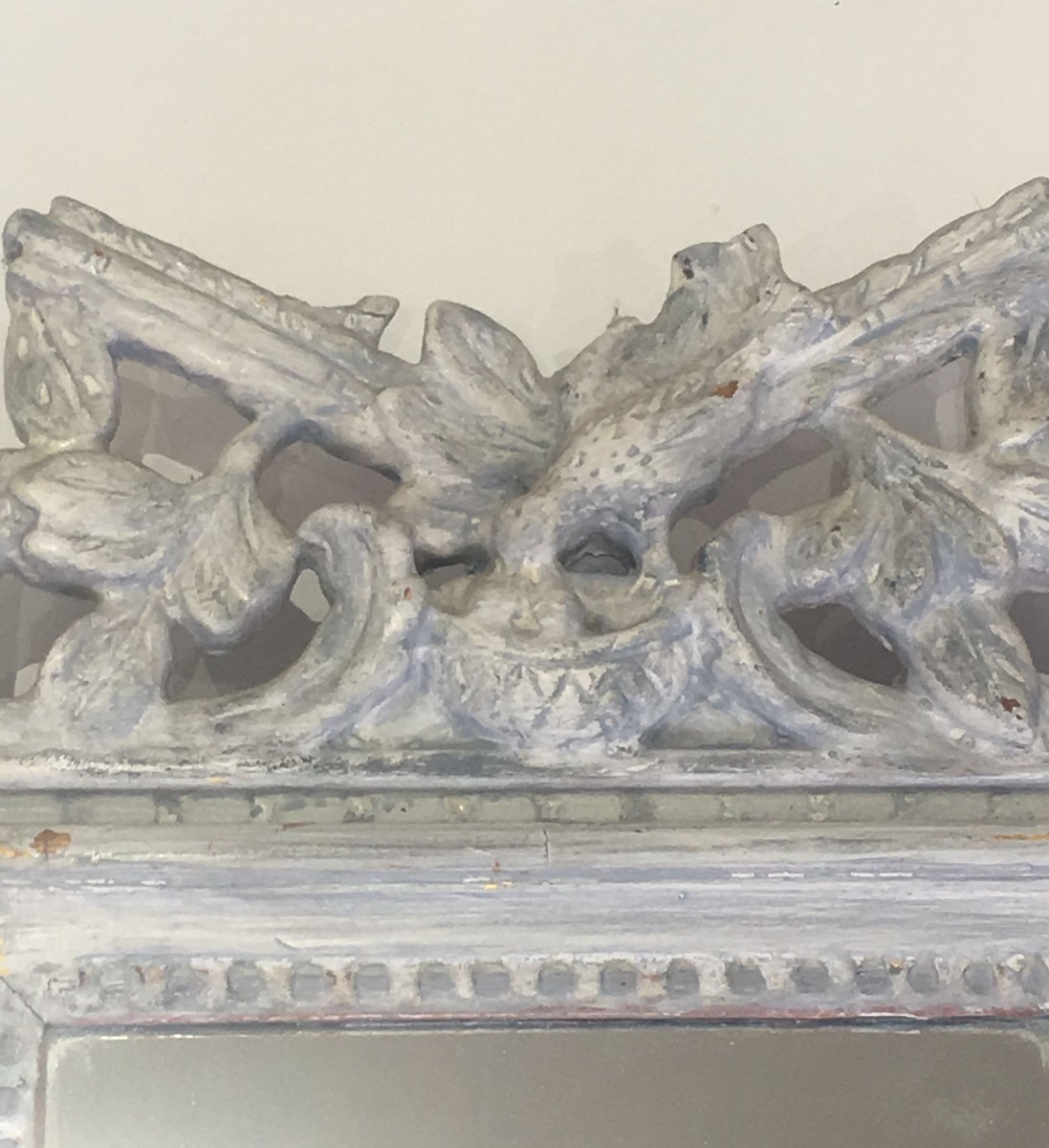 Miroir de Style Louis XVI en Bois Sculpté Patiné Gris à Fronton aux Colombes. Travail Français.-photo-5