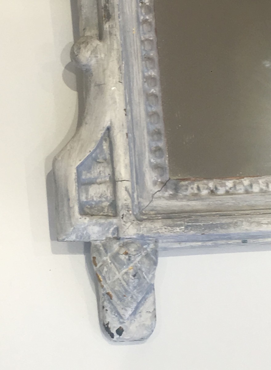 Miroir de Style Louis XVI en Bois Sculpté Patiné Gris à Fronton aux Colombes. Travail Français.-photo-6