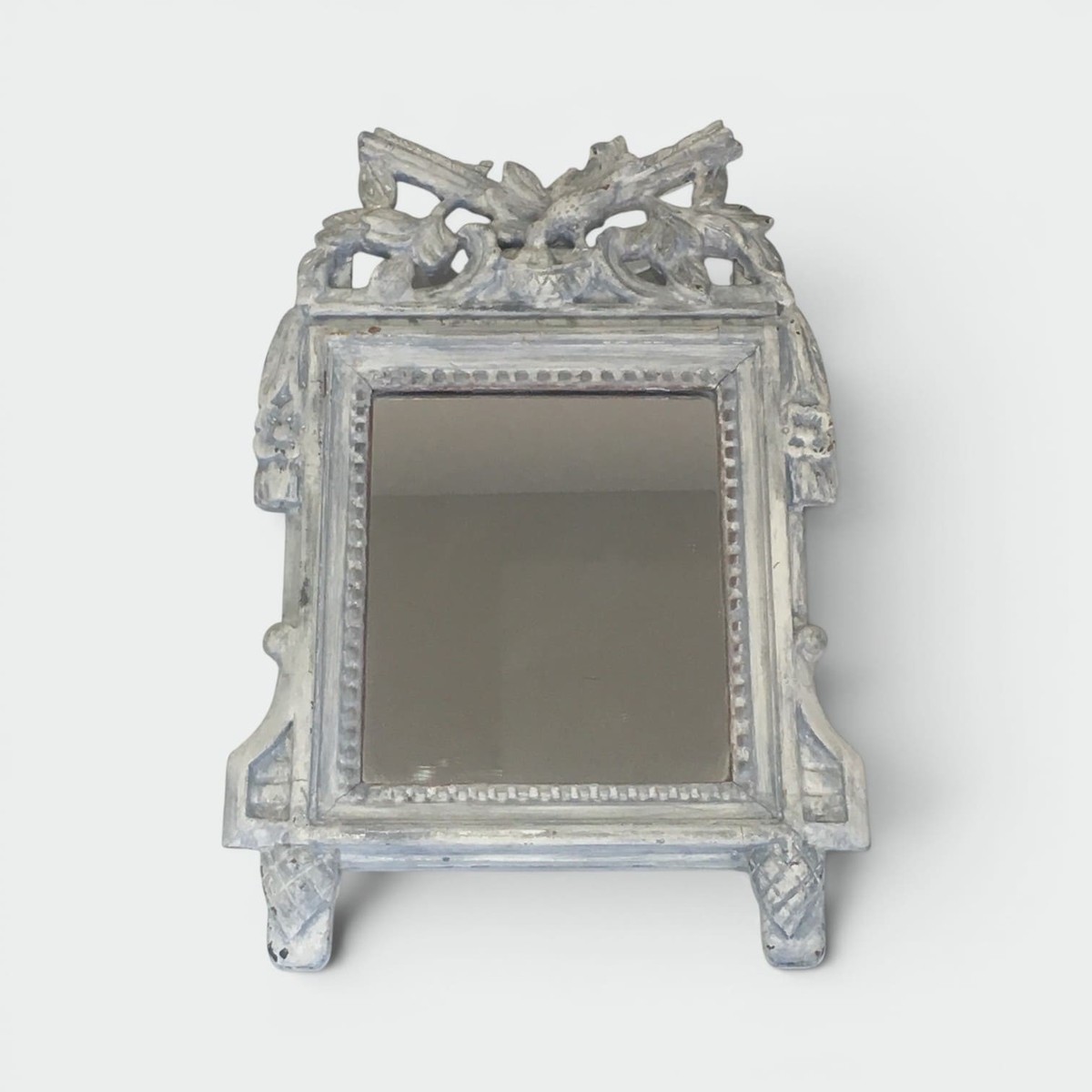 Miroir de Style Louis XVI en Bois Sculpté Patiné Gris à Fronton aux Colombes. Travail Français.