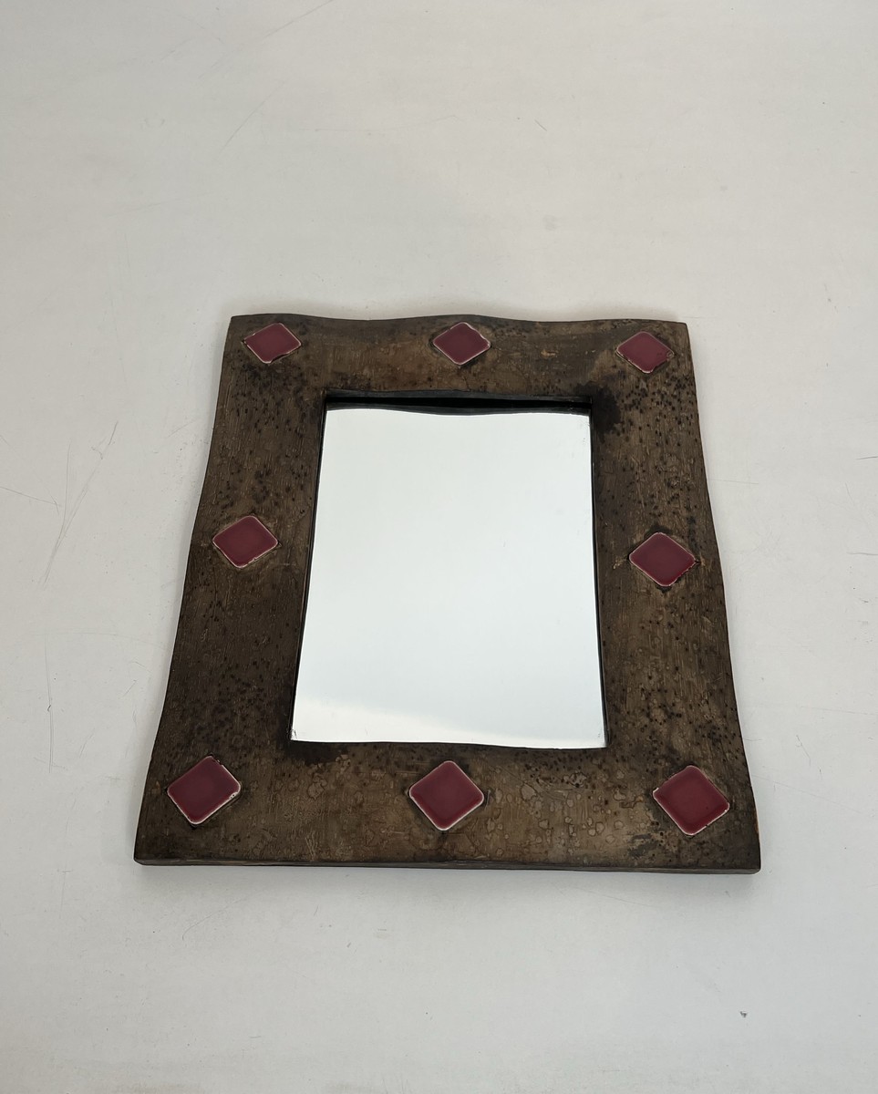 Miroir à Cadre en Céramique Émaillée Bronze à Cabochons Rouges. Travail Français dans le Goût d-photo-4