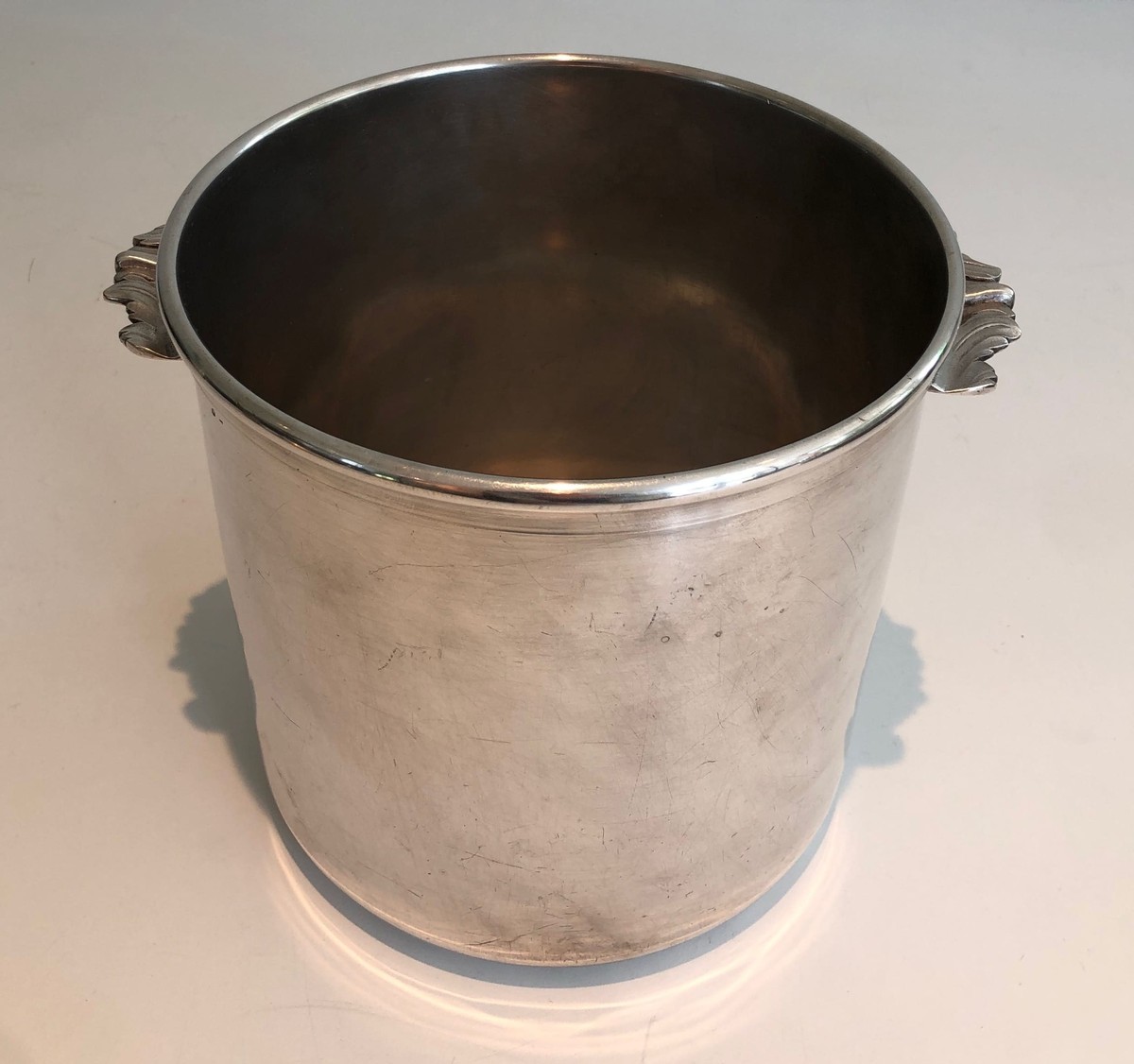 Seau à Champagne Cylindrique en Métal Argenté à Petites Anses Feuillagées. Travail Français. Ve-photo-1