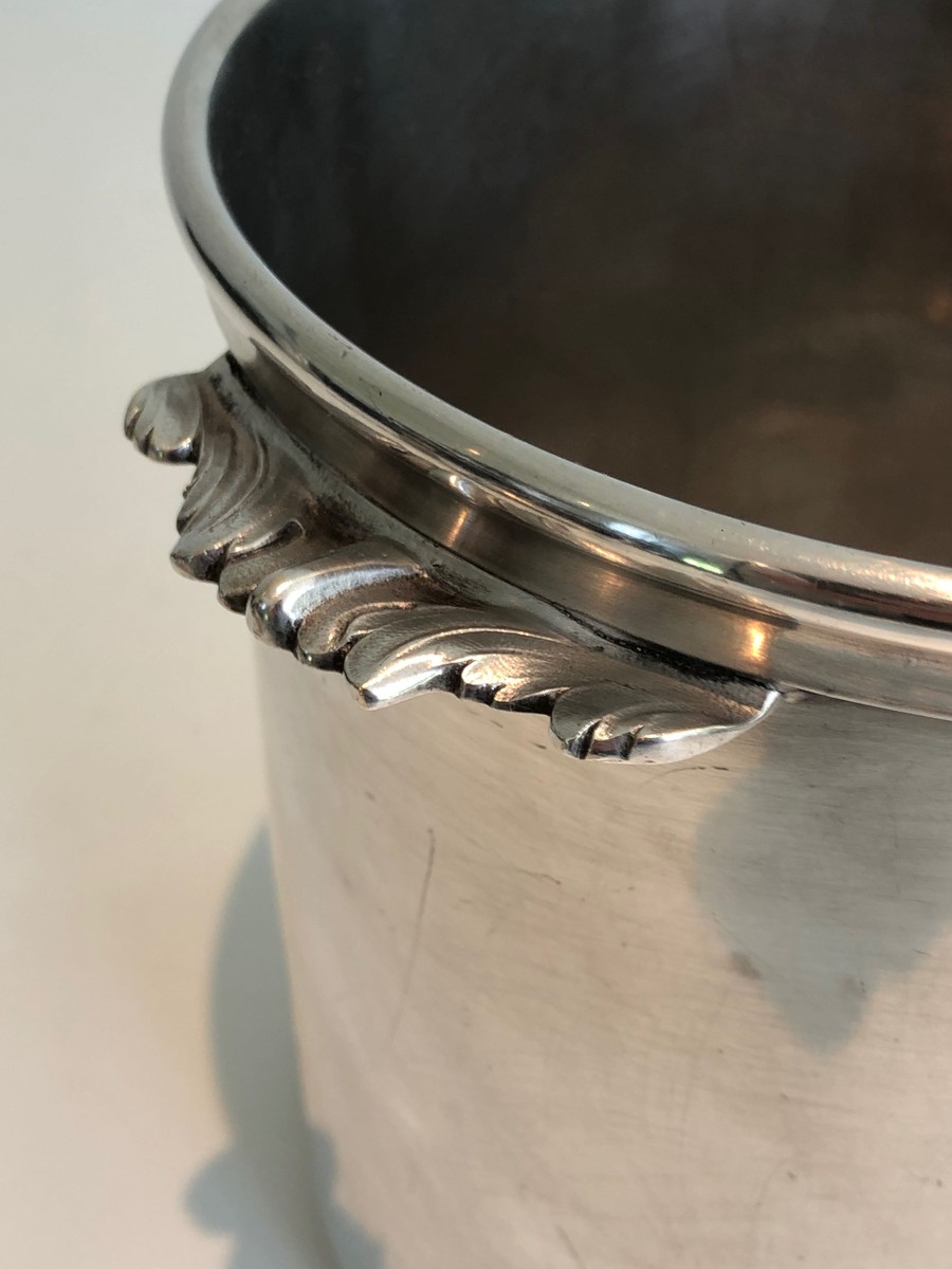 Seau à Champagne Cylindrique en Métal Argenté à Petites Anses Feuillagées. Travail Français. Ve-photo-6