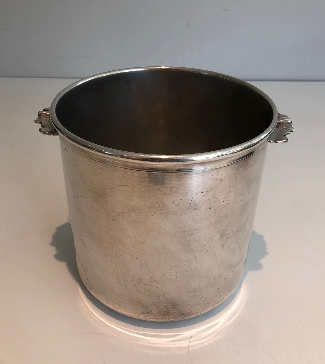 Seau à Champagne Cylindrique en Métal Argenté à Petites Anses Feuillagées. Travail Français. Ve-photo-8