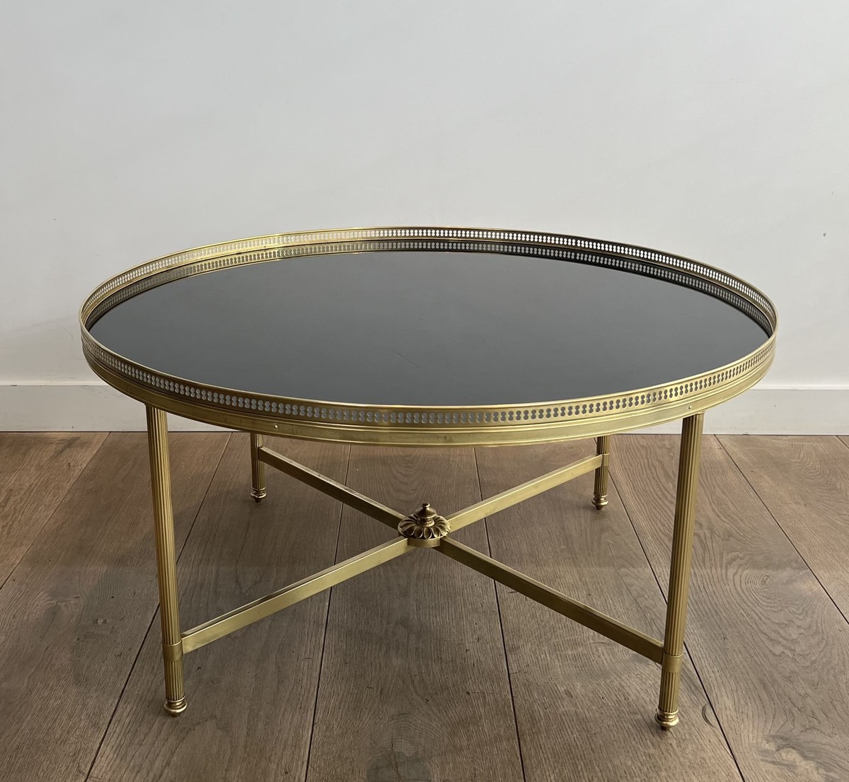 Round Neoclassical Brass Coffee Table With Openwork Gallery And Black Lacquered Glass Top. Mais-photo-2
