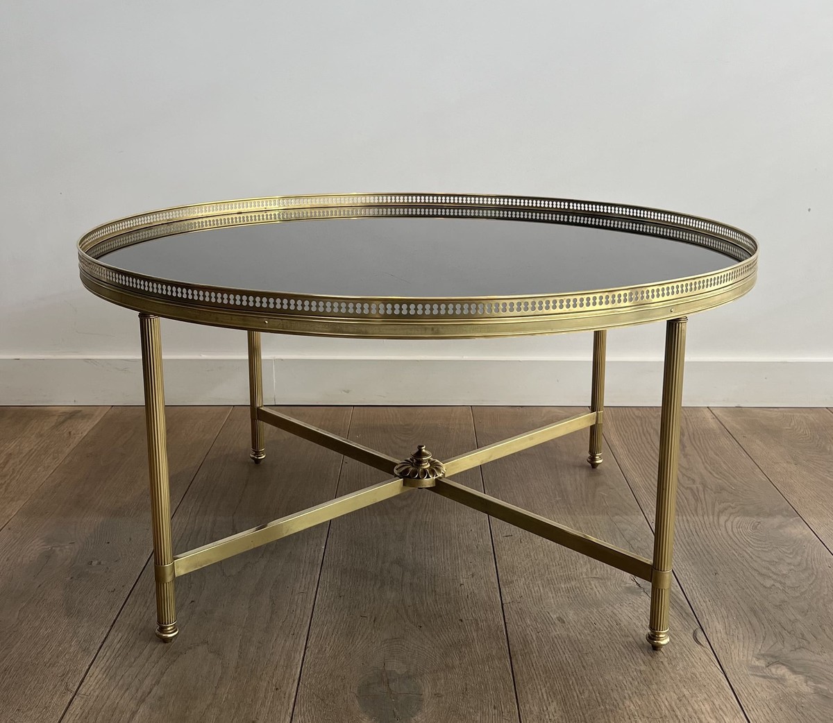 Round Neoclassical Brass Coffee Table With Openwork Gallery And Black Lacquered Glass Top. Mais-photo-3