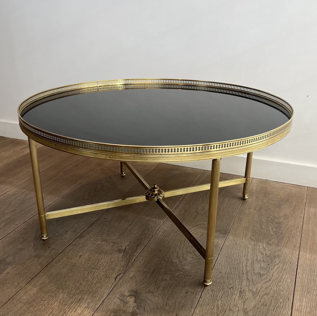 Round Neoclassical Brass Coffee Table With Openwork Gallery And Black Lacquered Glass Top. Mais-photo-4