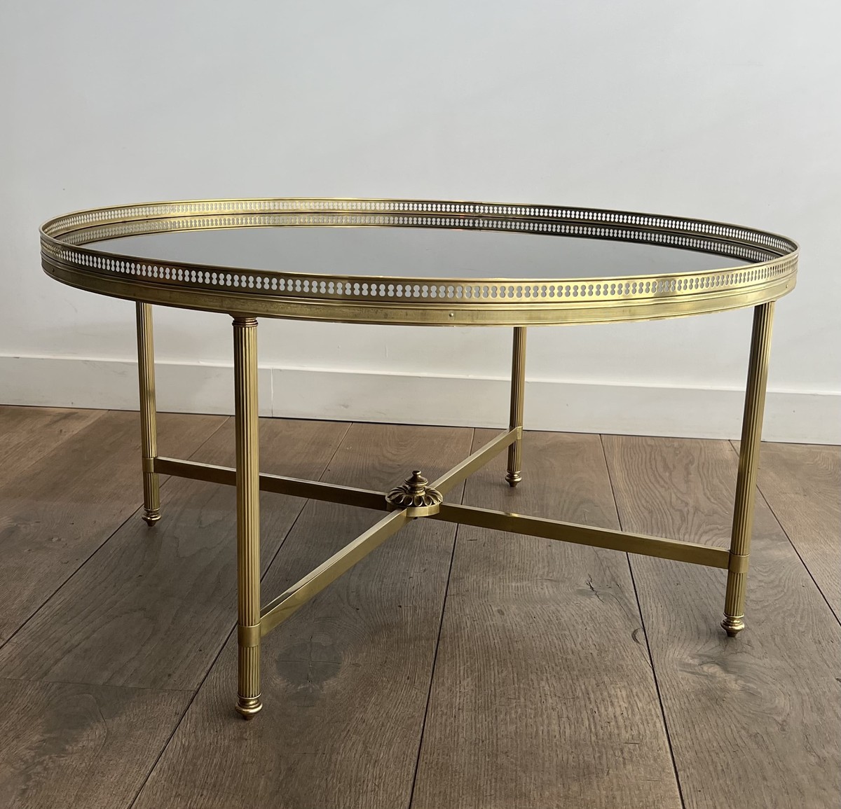 Round Neoclassical Brass Coffee Table With Openwork Gallery And Black Lacquered Glass Top. Mais-photo-1