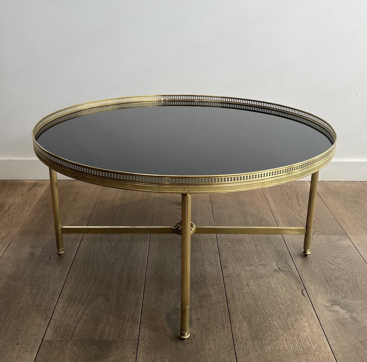 Round Neoclassical Brass Coffee Table With Openwork Gallery And Black Lacquered Glass Top. Mais-photo-2