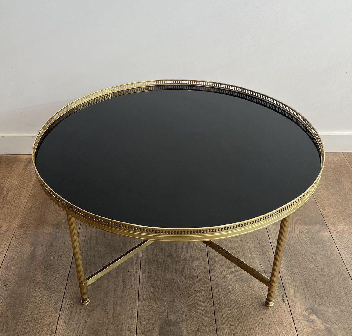 Round Neoclassical Brass Coffee Table With Openwork Gallery And Black Lacquered Glass Top. Mais-photo-3