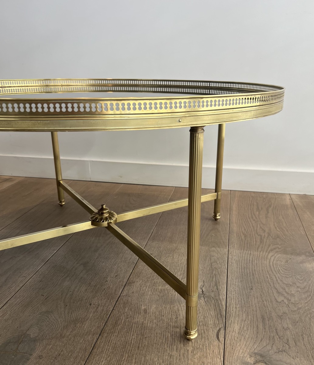 Round Neoclassical Brass Coffee Table With Openwork Gallery And Black Lacquered Glass Top. Mais-photo-4