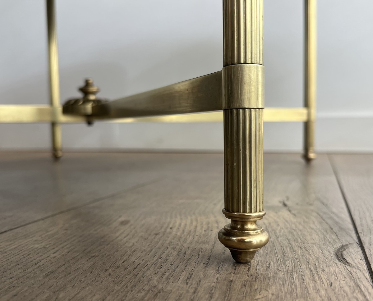 Round Neoclassical Brass Coffee Table With Openwork Gallery And Black Lacquered Glass Top. Mais-photo-5