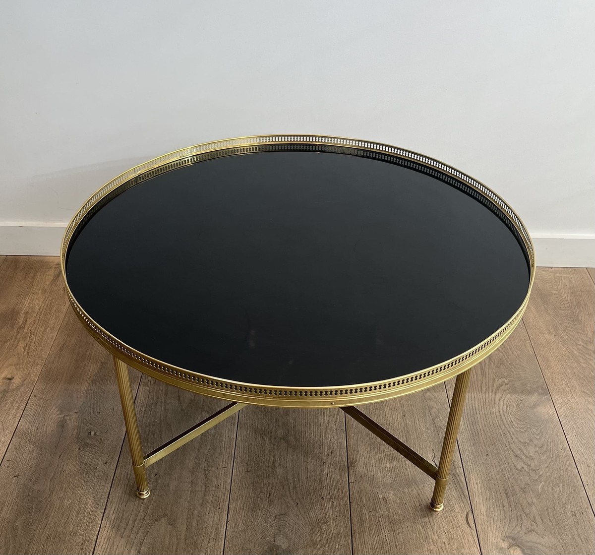 Round Neoclassical Brass Coffee Table With Openwork Gallery And Black Lacquered Glass Top. Mais-photo-7