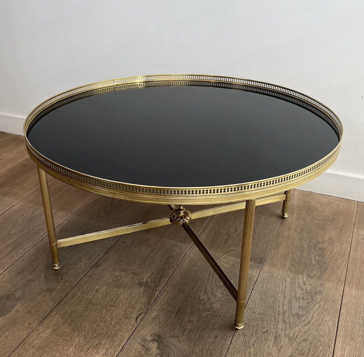 Round Neoclassical Brass Coffee Table With Openwork Gallery And Black Lacquered Glass Top. Mais-photo-8