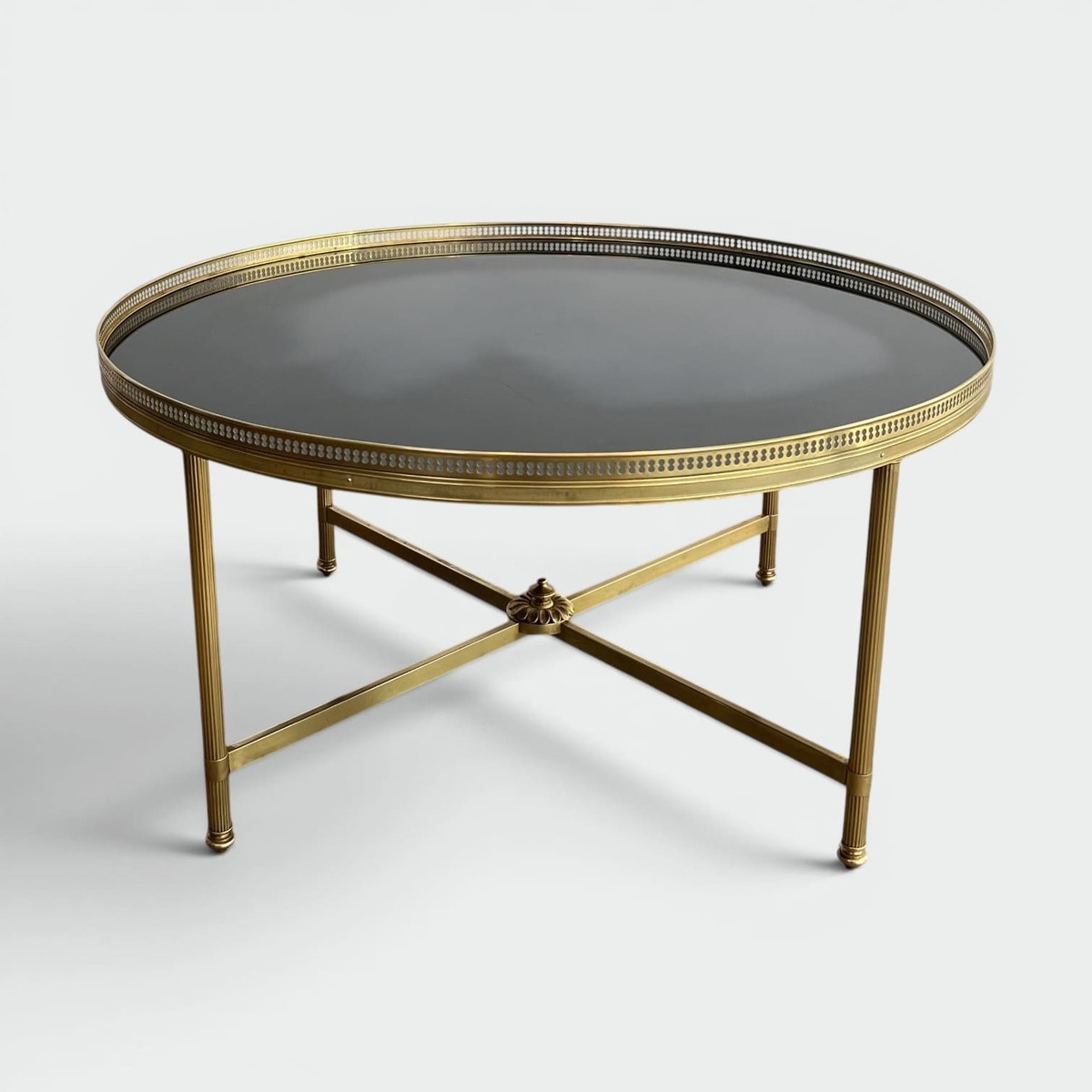 Round Neoclassical Brass Coffee Table With Openwork Gallery And Black Lacquered Glass Top. Mais