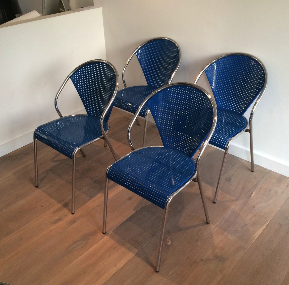 Suite De 4 Chaises Perforées En Métal Laqué Bleu Et Chrome. Vers 1970